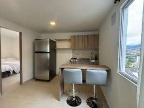 Kjøleskap, ovn, vannkoker og kjøkkenutstyr