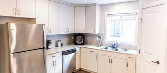 Home away from home with Wifi, Netflix, Disney+ and lots of amenities!