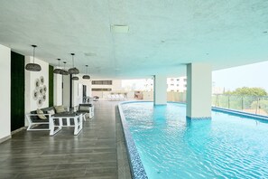 Una piscina al aire libre