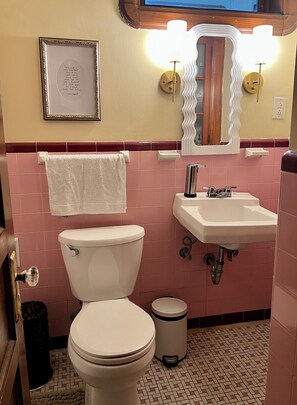 Haartrockner, Handtücher, Seife, Toilettenpapier