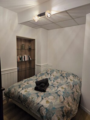 2 bedrooms, bed sheets