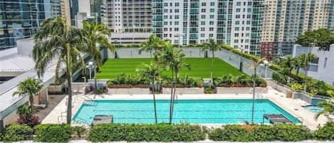 Una piscina al aire libre