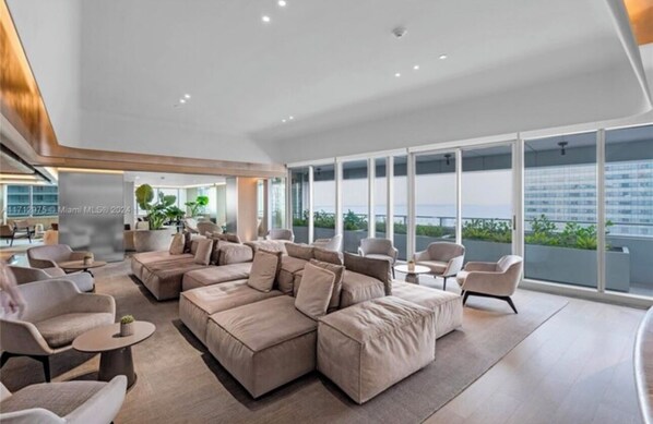 Building design - AKA Brickell 32th Free Parking by Palermo Home (Miami)