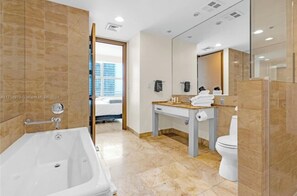 Apartamento superluxo, vista para a cidade | Banheiro