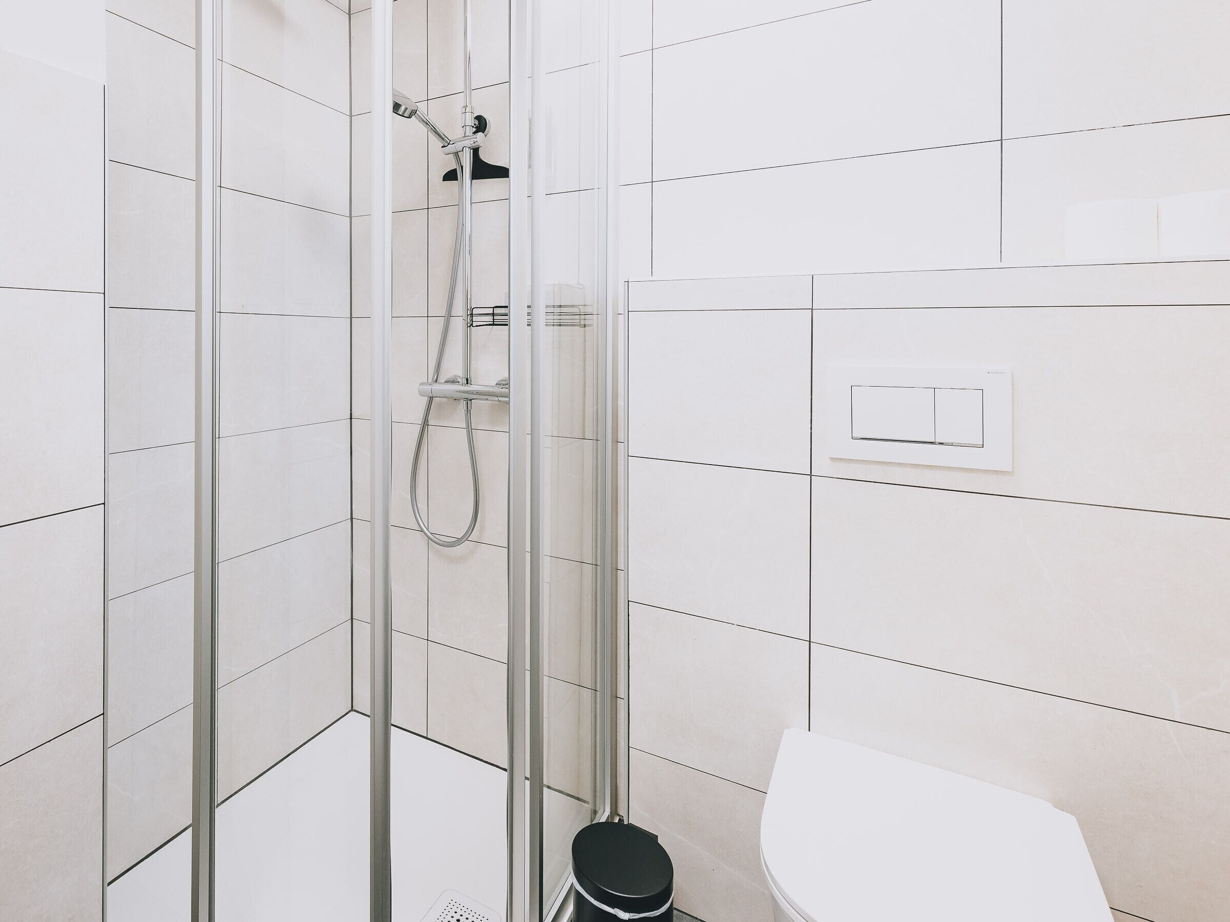 Dusche, Haartrockner, Handtücher, Toilettenpapier