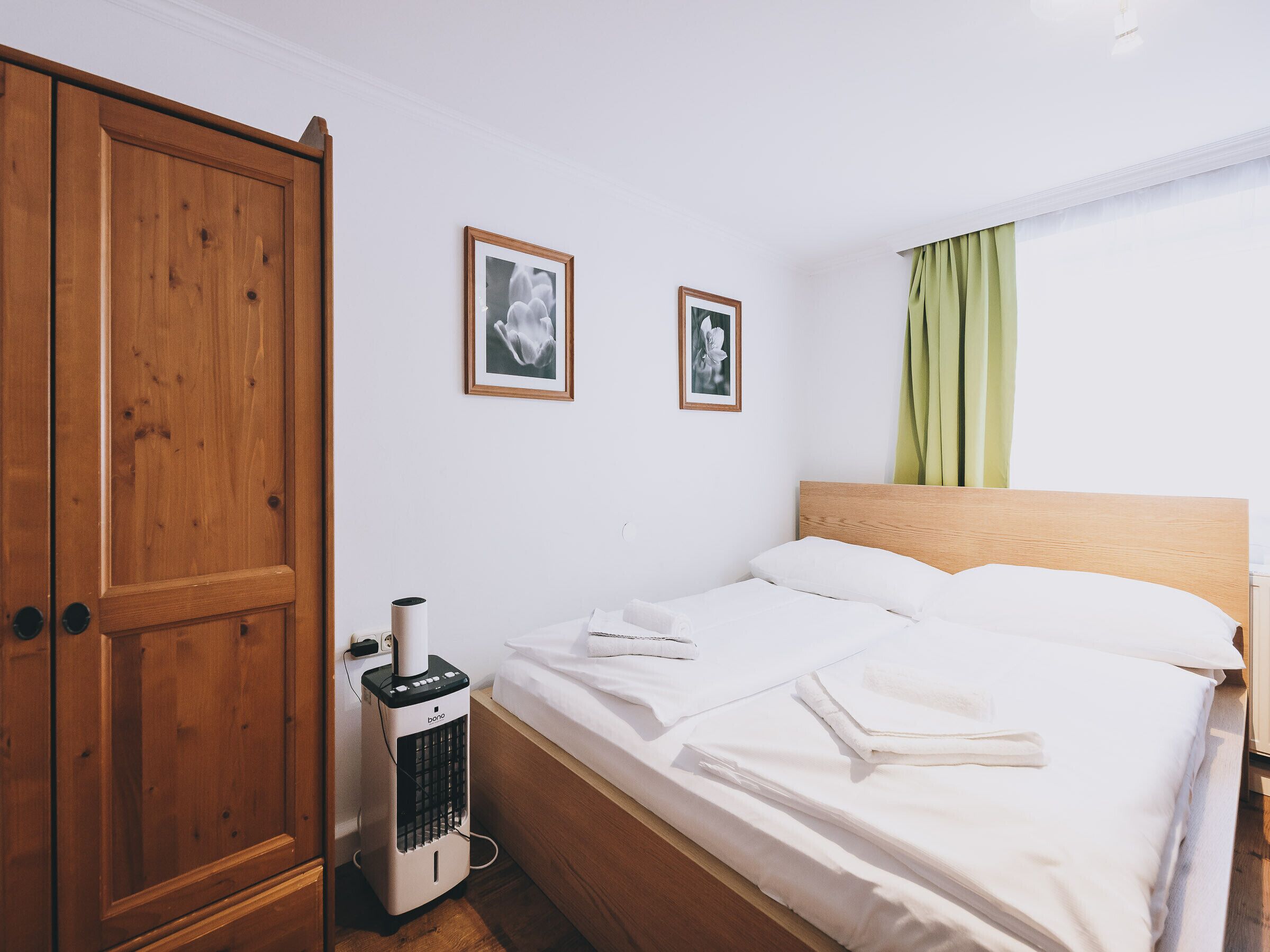 Bedroom in the holiday apartment Areit Apartments by We Rent. Double bed and bunk bed.