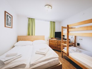 1 chambre, fer et planche à repasser, Wi-Fi gratuit, draps fournis