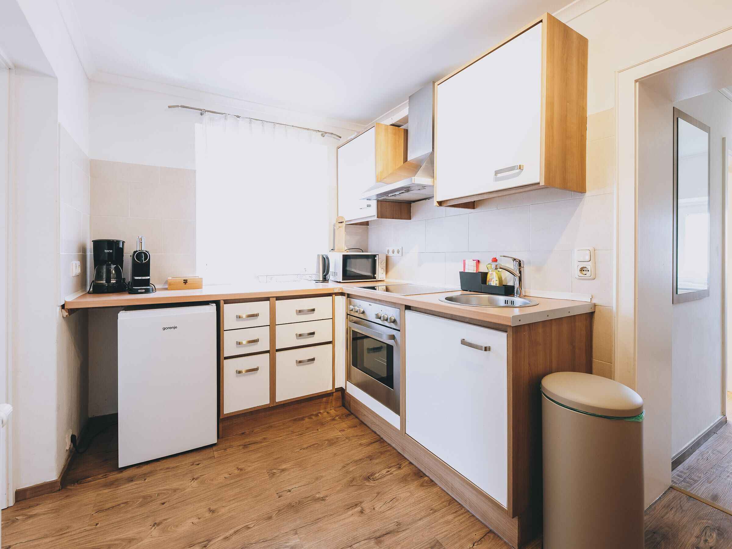 Kühlschrank, Mikrowelle, Ofen, Wasserkocher mit Kaffee-/Teezubehör