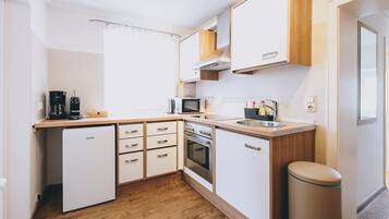 Kühlschrank, Mikrowelle, Ofen, Wasserkocher mit Kaffee-/Teezubehör