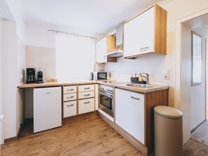 Kühlschrank, Mikrowelle, Ofen, Wasserkocher mit Kaffee-/Teezubehör