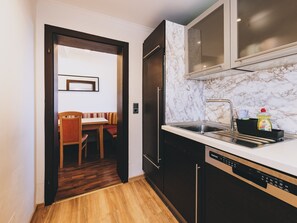 Een koelkast, een microgolfoven, een oven, een vaatwasser