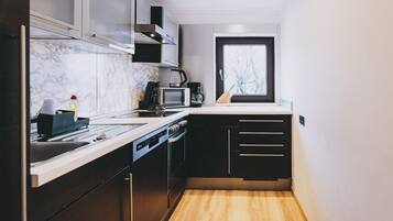 Kühlschrank, Mikrowelle, Ofen, Geschirrspüler