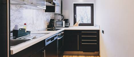 Kühlschrank, Mikrowelle, Ofen, Geschirrspüler