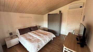 1 Schlafzimmer, Schreibtisch, BĂŒgeleisen/BĂŒgelbrett, WLAN