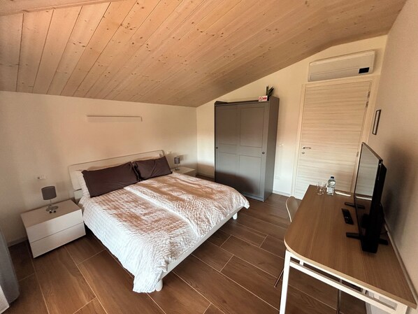 1 bedroom, desk, iron/ironing board, WiFi