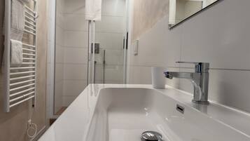 Haartrockner, Bidet, HandtĂŒcher, Seife