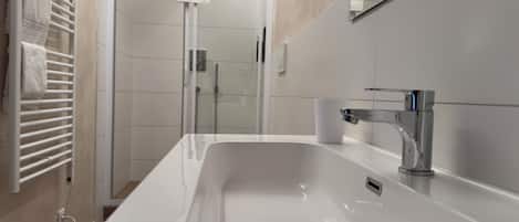 SĂšche-cheveux, bidet, serviettes fournies, savon