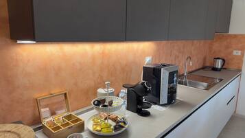 KĂŒhlschrank, Wasserkocher mit Kaffee-/Teezubehör, Wasserkocher, Toaster