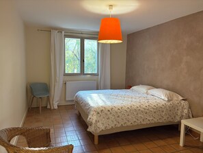 3 bedrooms, free WiFi - Spacious house with private pool on the river. (Chirols)