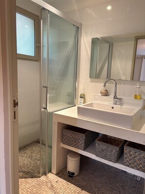 Douche, sèche-cheveux, savon, papier toilette