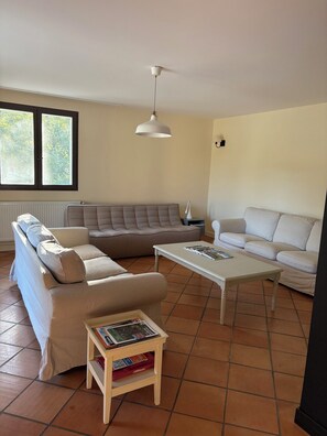 Fernseher, Kamin, Bücher, Stereoanlage