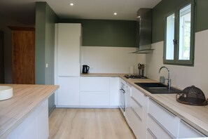 Frigorífico, microondas, horno y placa de cocina