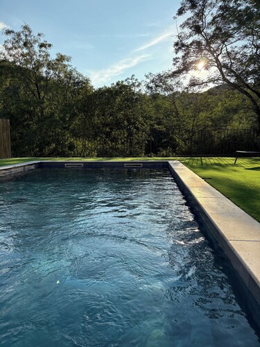 Maison spacieuse avec piscine privée en  bord de rivière .