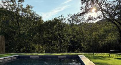 Maison spacieuse avec piscine privée en bord de riviÚre .