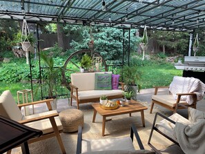 Outdoor dining - Adorable Bungalow Suite located on the west side of Denver with WiFi, AC (Lakewood)