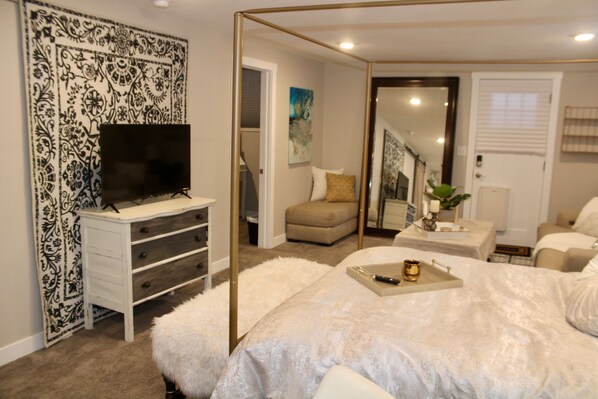 1 bedroom, WiFi, bed sheets - Adorable Bungalow Suite located on the west side of Denver with WiFi, AC (Lakewood)