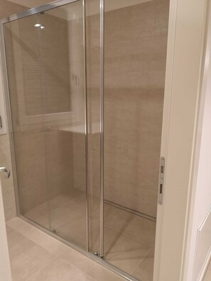 Haartrockner, Bidet, Handtücher, Seife