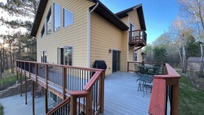 Une maison à deux étages dotée d’une terrasse, d’un balcon et d’un patio.