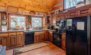 Een koelkast, een microgolfoven, een oven, een kookplaat