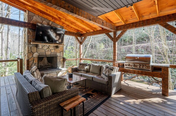 Property grounds - Slippery Rock-Pet Friendly, Luxury Log Cabin Rental on Creek, Outdoor TV over Fireplace, Hot Tub-Western NC (Topton)
