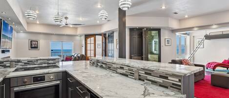 冷蔵庫、電子レンジ、オーブン、コンロ