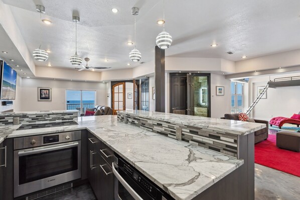 Kühlschrank, Mikrowelle, Ofen, Herdplatte