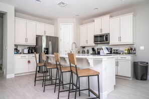 Mikrovågsugn, ugn, spishäll och diskmaskin