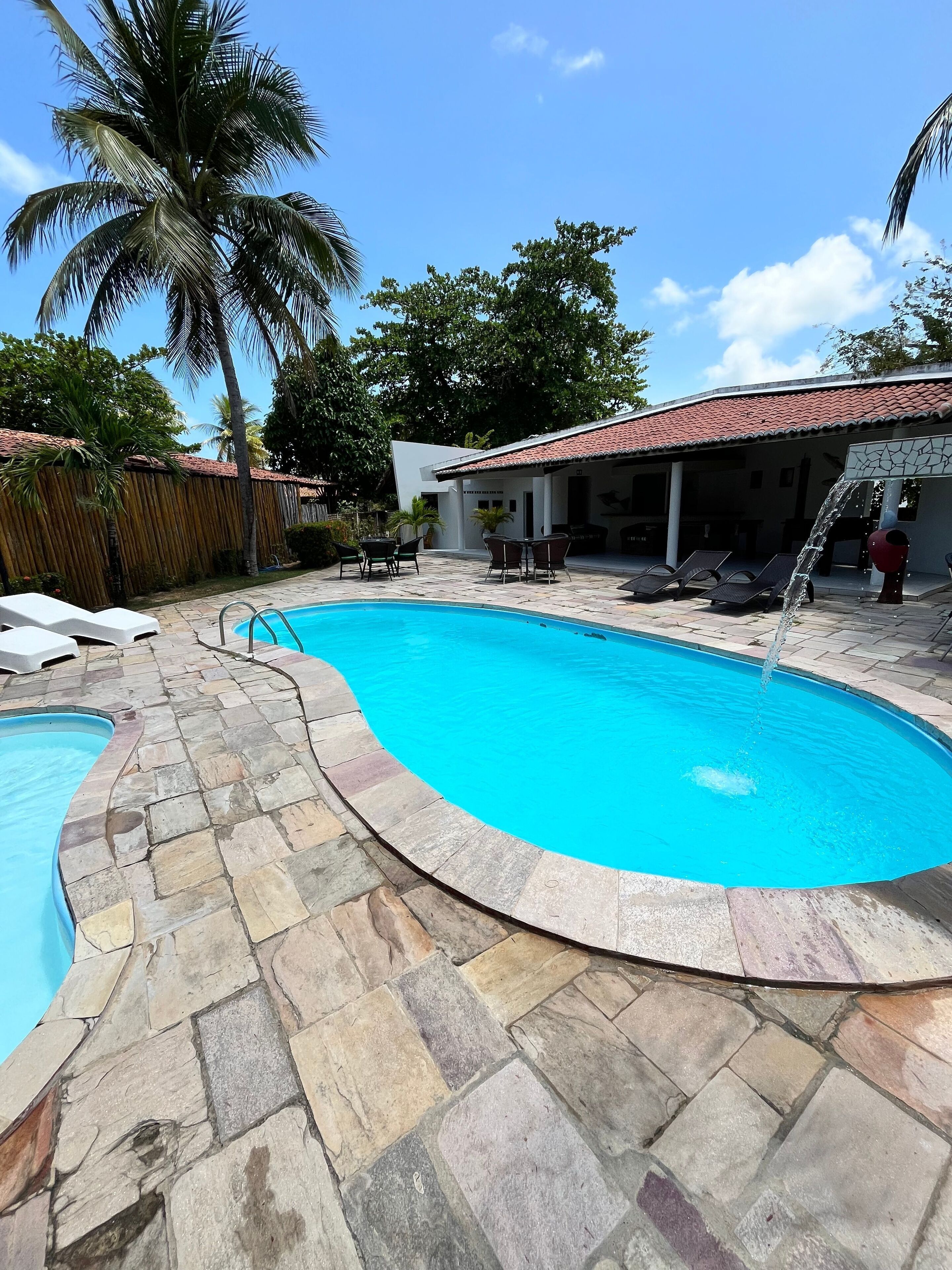 Piscina externa, guarda-sóis, espreguiçadeiras