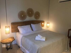 Espacio para trabajar con laptop, wifi gratis y ropa de cama