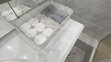 Whirlpool, Haartrockner, Handtücher, Seife