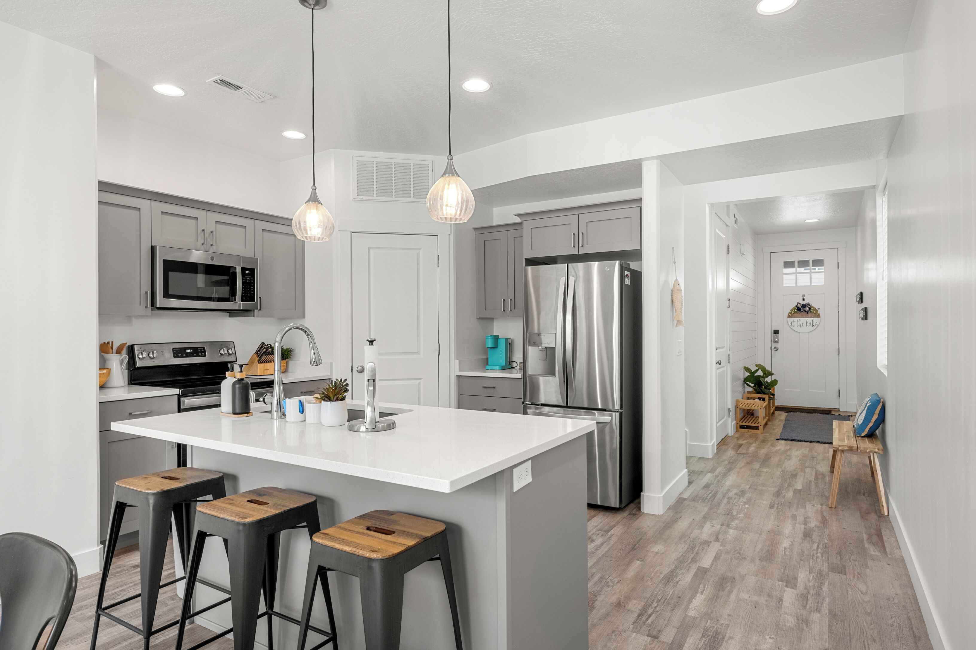 Geladeira, micro-ondas, fogão, cooktop