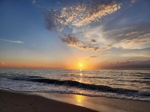 På stranden, solsenger og strandhåndklær