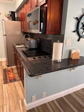 Refrigerador, microondas, parrilla de estufa y cafetera y tetera 