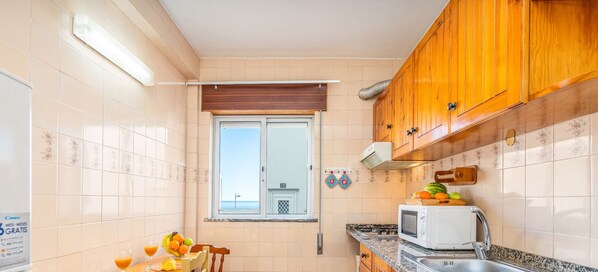 Refrigerador, microondas, placa de cocina, cafetera/tetera