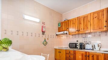 Een koelkast, een magnetron, een kookplaat