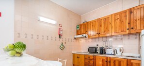 Réfrigérateur, micro-ondes, plaque de cuisson, cafetière/bouilloire