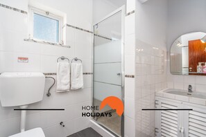 Douche, sĂšche-cheveux, savon, shampoing