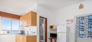 Refrigerador, microondas, parrilla de estufa y cafetera y tetera