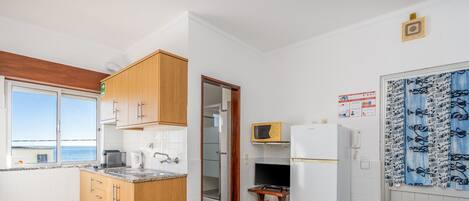 Kühlschrank, Mikrowelle, Herdplatte, Wasserkocher mit Kaffee-/Teezubehör