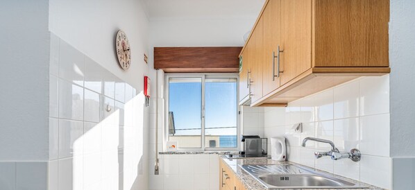 Refrigerador, microondas, parrilla de estufa y cafetera y tetera 